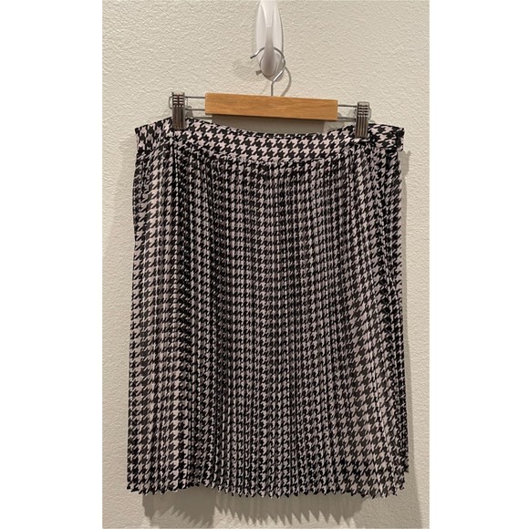 MODCLOTH White Black Pleated Mini Skirt - Picture 1 of 5